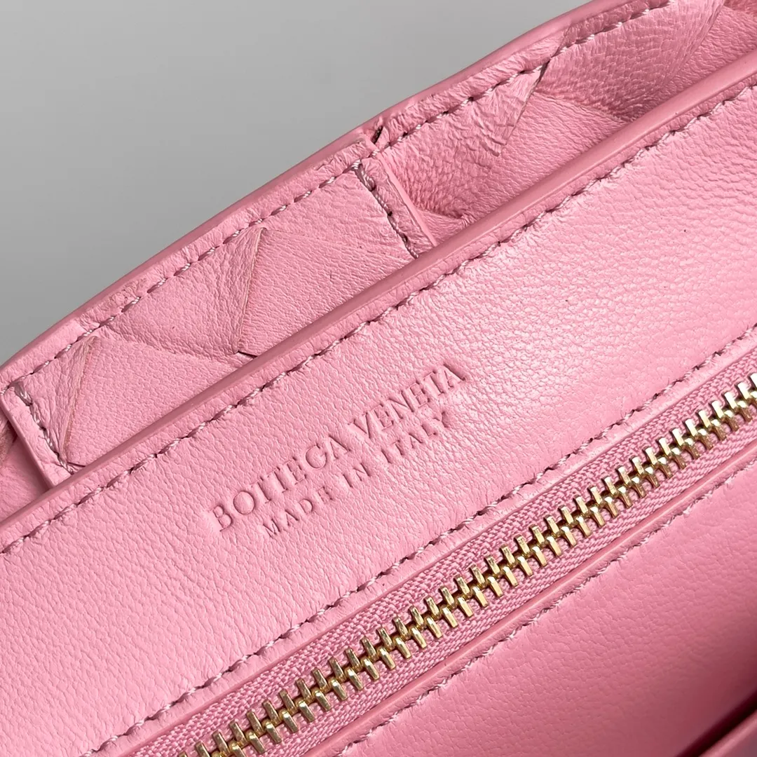 The 2023 new Andiamo batch of 1860 BV has been shipped‼ ️Really popular🔥The new Andiamo woven handbag launched by Bottega Veneta this season is really popular all over the world! ! Celebrities at home and abroad have worn it, and Oscar-winning actress Michelle Yeoh has taken it out on the street. Song Jia, Trai Yara, Yu Feihong, Sanji Ayaka, Rosie Hunting-Whiteley, Yoshioka Riho, etc. have all picked up this bag. It is classic and versatile, showing off its temperament, and the bag capacity is also large, which is very convenient for daily commuting! ! A variety of carrying methods, the shoulder straps can be adjusted by yourself, the original lambskin feels soft and delicate, and the neutral style is made to break gender boundaries and bring a more practical and longer-lasting use experience. Andiamo, which has both elegant and casual styles, perfectly interprets the true appearance of "fashionable old money style". Style number: 743568 Size: 25*22*10.5cm